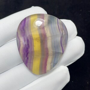 Natürlicher Regenbogenfluorit-Cabochon, Freiform, 93,30 ct, 43 x 36,5 x 6 mm, mehrfarbiger loser Edelstein, Schmuckstein, einzigartiger Edelstein
