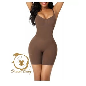 Könnte beinhalten: Ein brauner Body Shaper mit verstellbaren Trägern. Der Shaper ist aus einem glatten, dehnbaren Stoff gefertigt und hat eine hohe Taille. Er verfügt über einen V-Ausschnitt und ein nahtloses Design.