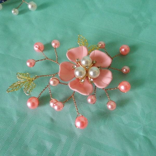 Pièce unique, broche fleur avec feuilles dorées