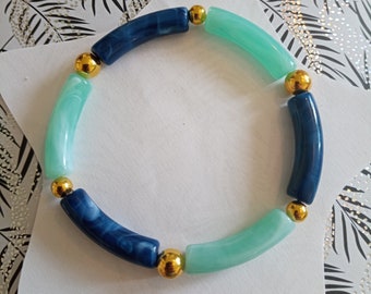 Trendy bracelet, in acrylic curved blue tube beads