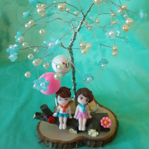 Diorama, décoration de table, mariage, bibelot, figurine couple amoureux, arbre en perles fleuri