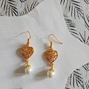 Unique piece, dangling earrings, golden heart and white pearly pearl