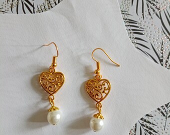 Pièce unique, boucles d’oreilles pendantes, coeur doré et perle nacrée blanche