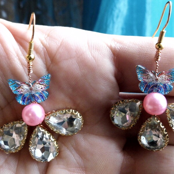 Pièce unique, boucles d'oreilles pendantes cristal serti, perle et papillon en France