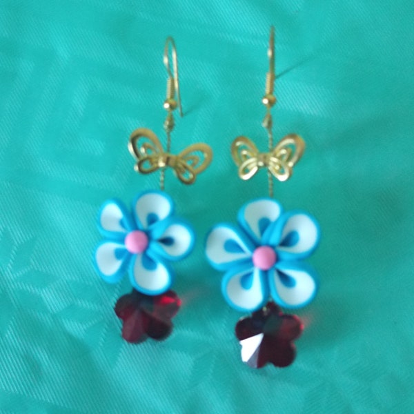 Pièce unique, boucles d'oreilles pendantes en perles, perle fleur en Fimo, perle de verre fleur