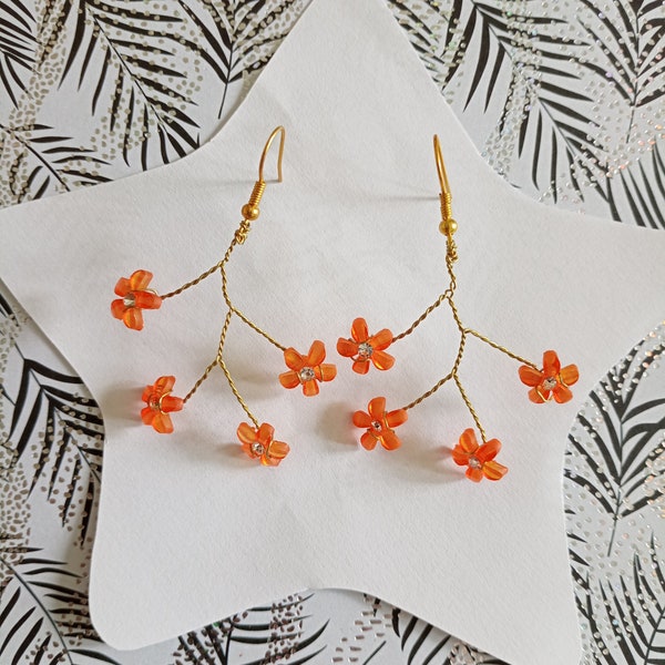 Pièce unique, boucles d’oreilles pendante petites fleurs oranges, coeur en strass