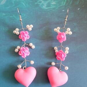 Modèle unique, grandes boucles d’oreilles pendantes fleurie, perles nacrées