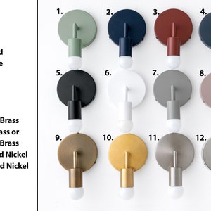 Puede incluir: Doce apliques de pared de diferentes colores con placas traseras redondas y una sola bombilla. Los colores son verde, azul marino, rojo ladrillo, azul carb&oacute;n, negro, blanco, gris, malva, lat&oacute;n antiguo, lat&oacute;n en bruto, n&iacute;quel cepillado y n&iacute;quel pulido.