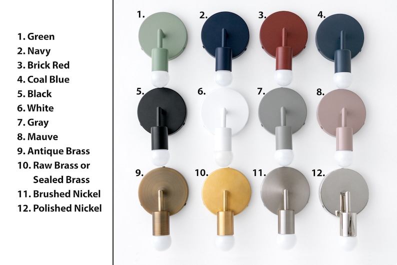 Puede incluir: Doce apliques de pared de diferentes colores con placas traseras redondas y una sola bombilla. Los colores son verde, azul marino, rojo ladrillo, azul carb&oacute;n, negro, blanco, gris, malva, lat&oacute;n antiguo, lat&oacute;n en bruto, n&iacute;quel cepillado y n&iacute;quel pulido.