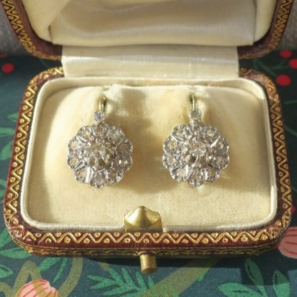 RESERVE pour Diane-Boucles d’oreilles dormeuses anciennes marguerites diamants or jaune massif 18 carats et platine travail français XIXe