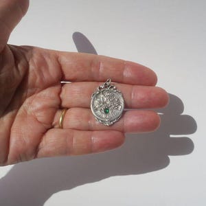 Wunderschöner und bedeutender antiker Anhänger für den Monat April – Fliederblüten/Schleife – Massives Silber – Frankreich, Jugendstil, frühes 20. Jahrhundert Bild 9
