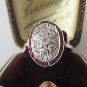 Superbe bague ancienne ovale Art Déco - Diamants rubis Verneuil calibrés - Or blanc massif 18 carats - France vers 1925 excellent état