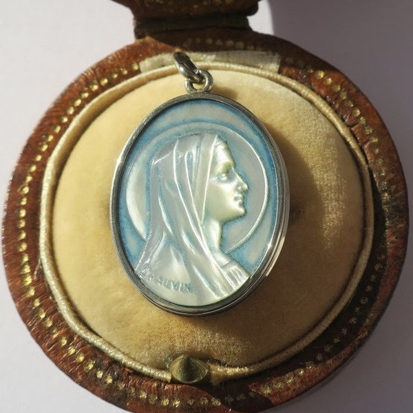 Médaille pendentif vintage nacre Vierge or blanc massif 18 carats 750 France Art Déco signée Chauvin