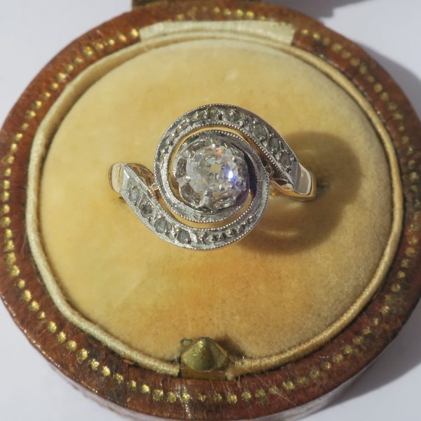 Bague tourbillon 1900 diamants 0,40 carat or jaune massif 18 carats et platine travail français ancien Belle Epoque vers 1900
