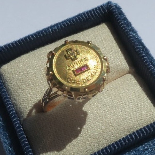 AUGIS Rare bague Médaille d’Amour or massif 18 carats 750 diamant rubis travail français vintage et neuve, plus qu’hier moins que demain