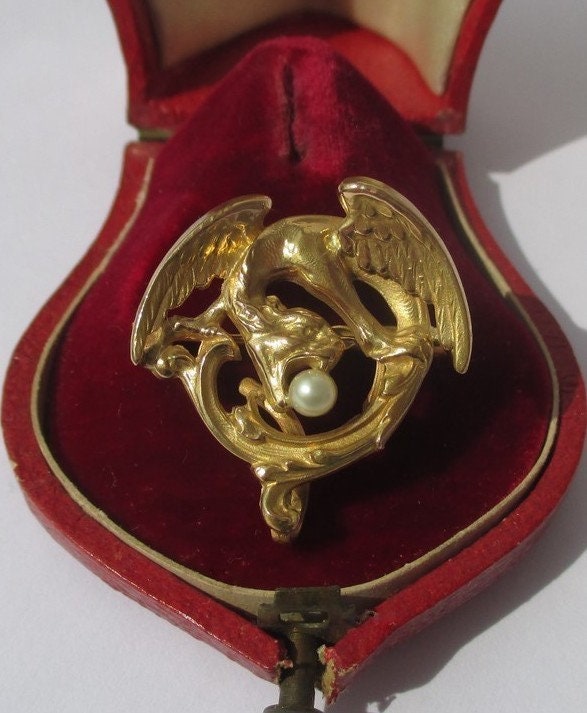 TABBAH Bague en or jaune 18 KT et platine ornée d'un saphir cabochon et diamants pour environ 1 carat. - Anieska et Xavier TABBAH Bague en or jaune 18 KT et platine ornée d'un saphir cabochon et diamants pour environ 1 carat. - Anieska et Xavier