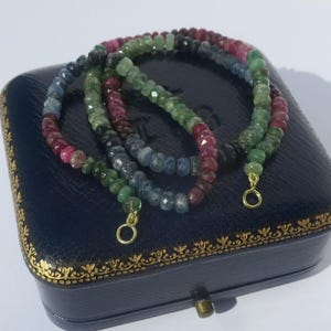 Collier chocker Saphir Rubis Emeraude naturels non teintés à facettes +97 carats - Deux anneaux en or jaune massif 18 carats - Unique