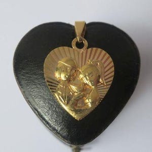 PEYNET rare vintage medal pendant heart Les Amoureux Paris solid yellow gold 18 carats 750 France dove