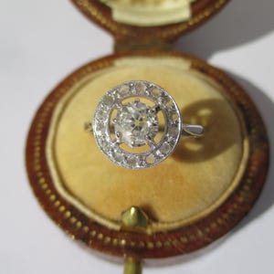 Magnificent round Art Deco ring in solid 18-carat 750 white gold and platinum with diamonds, France circa 1920, wedding engagement