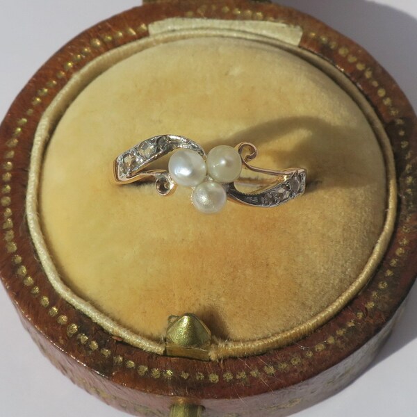 Ravissante bague ancienne Art Nouveau porte bonheur trèfle perles diamants or rose massif 18 carats et platine travail français victorien