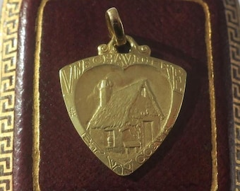 Emile Monier – Seltener antiker Anhänger mit sentimentalem Motiv – Ein Häuschen und ein Herz – 18 Karat Gelbgold, 2,4 g – Frankreich, Jugendstil, Liebe