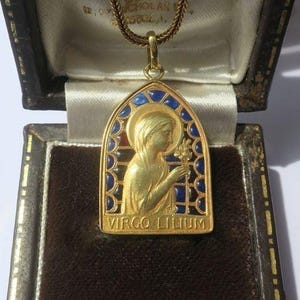 Magnificent antique medal Virgin with Lily plique-à-jour enamel 18 carat solid gold French Art Nouveau work 3.3g