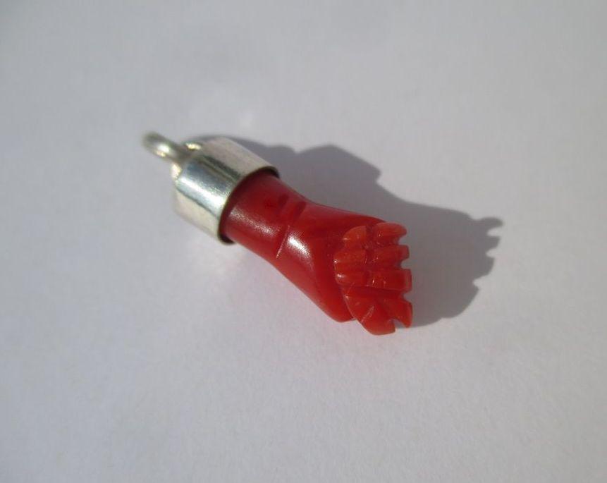 Pendentif Vintage Main De Figa En Or 18 Carats Avec Corail Rouge Méditerranéen