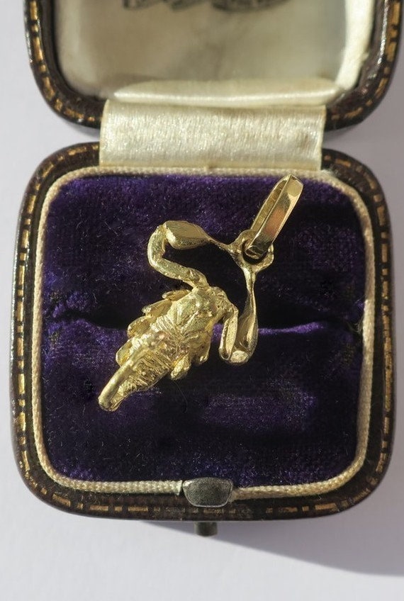 Extraordinary vintage pendant in 18k solid gold Sc