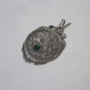 Wunderschöner und bedeutender antiker Anhänger für den Monat April – Fliederblüten/Schleife – Massives Silber – Frankreich, Jugendstil, frühes 20. Jahrhundert Bild 4