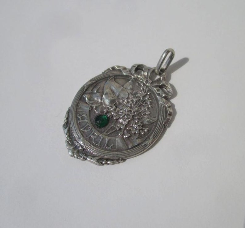 Wunderschöner und bedeutender antiker Anhänger für den Monat April – Fliederblüten/Schleife – Massives Silber – Frankreich, Jugendstil, frühes 20. Jahrhundert Bild 4