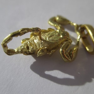 Extraordinary Vintage 18k Solid Gold Scorpio Realistic Carved Unisex Zodiac Astrological Sign Charm Pendant 3.4g