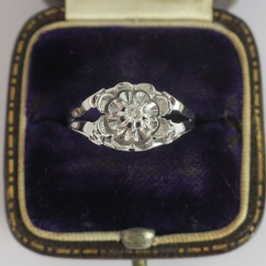 Lovely vintage diamond flower engagement ring solid 18k white gold French work from the 1950s