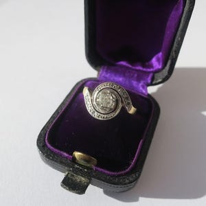 Magnificent Art Nouveau swirl ring with 0.41 carat diamonds, 18 carat yellow gold and platinum, France, circa 1900