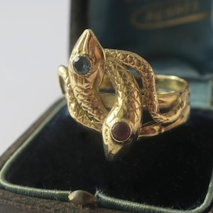 Anillo regional antiguo con dos serpientes - zafiro y rubí naturales - oro amarillo macizo de 18k - Francia, siglo XIX - Anillo unisex de eternidad, talla 60