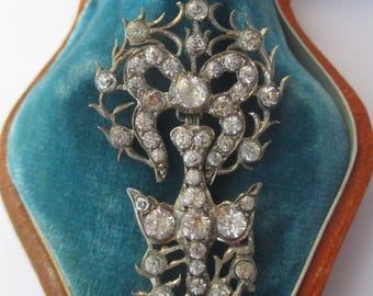 Bedeutender antiker Heiliger-Geist-Anhänger, Rheinsteine – Massives Silber, 6,4 g – Taube mit Schleife – Regionalfrankreich, 19. Jahrhundert, Normandie