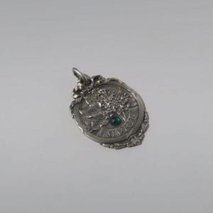 Wunderschöner und bedeutender antiker Anhänger für den Monat April – Fliederblüten/Schleife – Massives Silber – Frankreich, Jugendstil, frühes 20. Jahrhundert Bild 7