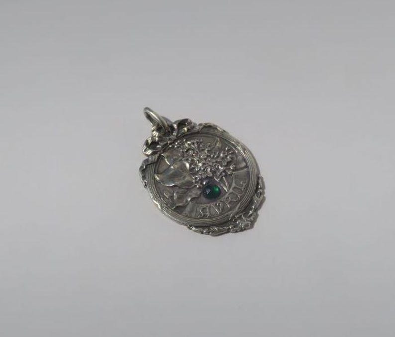 Wunderschöner und bedeutender antiker Anhänger für den Monat April – Fliederblüten/Schleife – Massives Silber – Frankreich, Jugendstil, frühes 20. Jahrhundert Bild 7