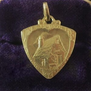 Emile MONIER seltener antiker romantischer Anhänger mit der Botschaft „Cottage Love Heart“ aus massivem Gelbgold 18 Karat, französischer Jugendstil, frühes 20. Jahrhundert