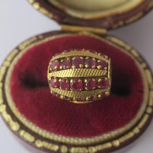 Magnífico colgante fluido engastado con 35 rubíes naturales que suman 2 quilates - Oro amarillo guilloché de 18k - Charm para collar/pulsera