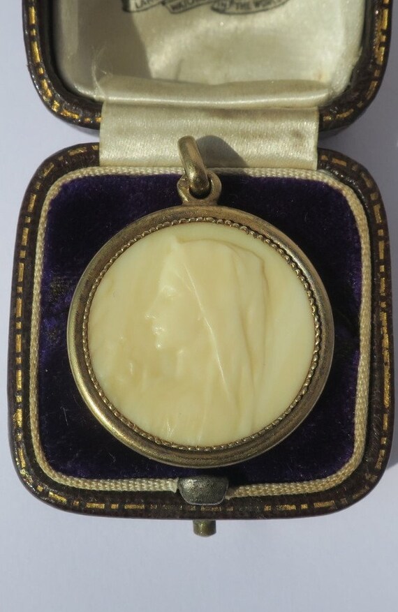 Pendentif vintage en métal et marcassite sur Gens de Confiance