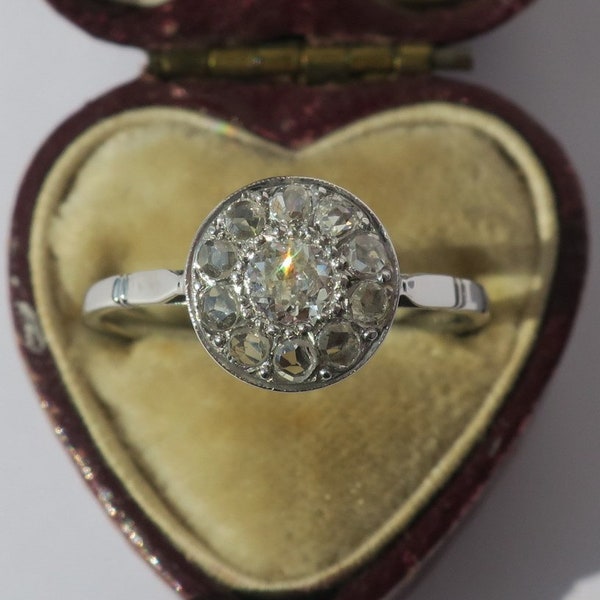 Ancienne bague de fiançailles ronde diamants 0,50 carat or blanc massif 18 carats travail français du début du XXème siècle