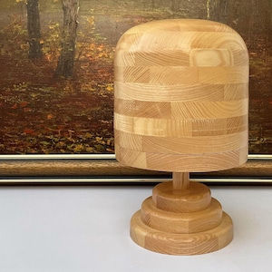 Houten hoedenblok op standaard / ronde hoedenblok met open kroon / pettenblok / bolhoedenblok etc. / kan als standaard worden gebruikt voor pruiken en hoedenmakerij