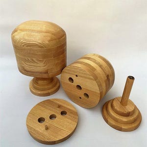 Houten hoedenblok op standaard / Ronde of ovale hoedenblok met open kroon / Hoedenmaakblok / Kan ook als standaard voor pruiken en hoeden worden gebruikt
