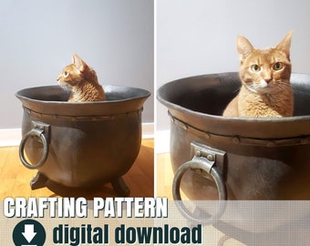 Può includere: Uno schema di lavorazione per un calderone con un gatto seduto al suo interno. Il calderone è fatto di metallo e ha una finitura marrone scuro. Ha una maniglia ad anello e tre gambe. Il gatto è arancione e bianco e sta guardando di lato. Il testo "CRAFTING PATTERN digital download" è nella parte inferiore dell'immagine.
