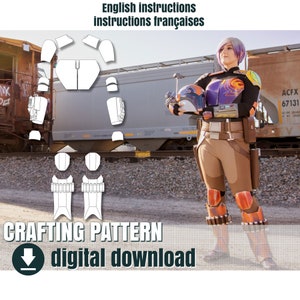 Könnte beinhalten: Ein Schnittmuster für ein Mandalorianer-Kostüm, mit einer weißen Umrandung der Rüstungsteile auf grauem Hintergrund. Das Schnittmuster enthält Anweisungen in Englisch und Französisch. Das Bild zeigt auch eine Person, die ein fertiges Mandalorianer-Kostüm trägt und vor einem Zug steht.