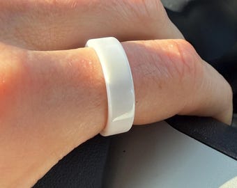 Anillo minimalista / Cerámica blanca / Joyería moderna y duradera