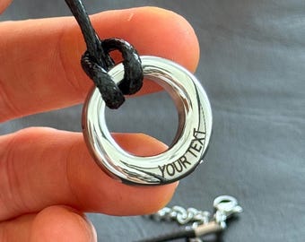 Collar con colgante de orbe grabado: Joyería de plata personalizada con cordón negro.