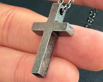 Colgante de cruz de plata oxidada con grabado personalizado / Collar de cruz personalizado / Regalo de joyería religiosa