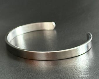 Pulsera minimalista de acero inoxidable de 6 mm – Grabable por dentro y por fuera