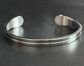 Pulsera minimalista personalizada de acero inoxidable de 6,5 mm – Grabable en el interior